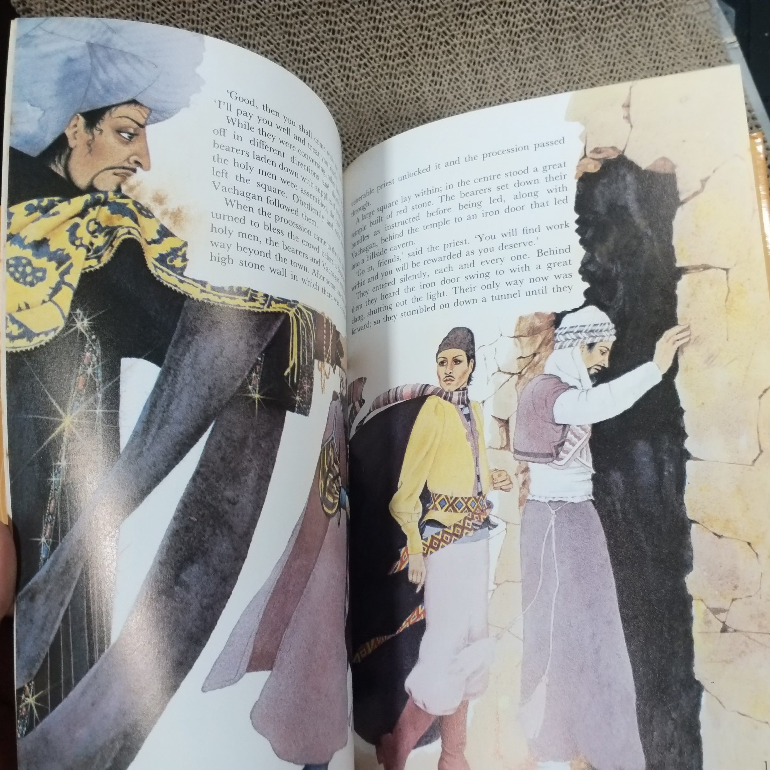 หนังสือนิทานพื้นบ้าน ภาษาอังกฤษ A WORLD OF FOLKTALES / James Riordan Boxset 5เล่มครบชุด สภาพดี สวย