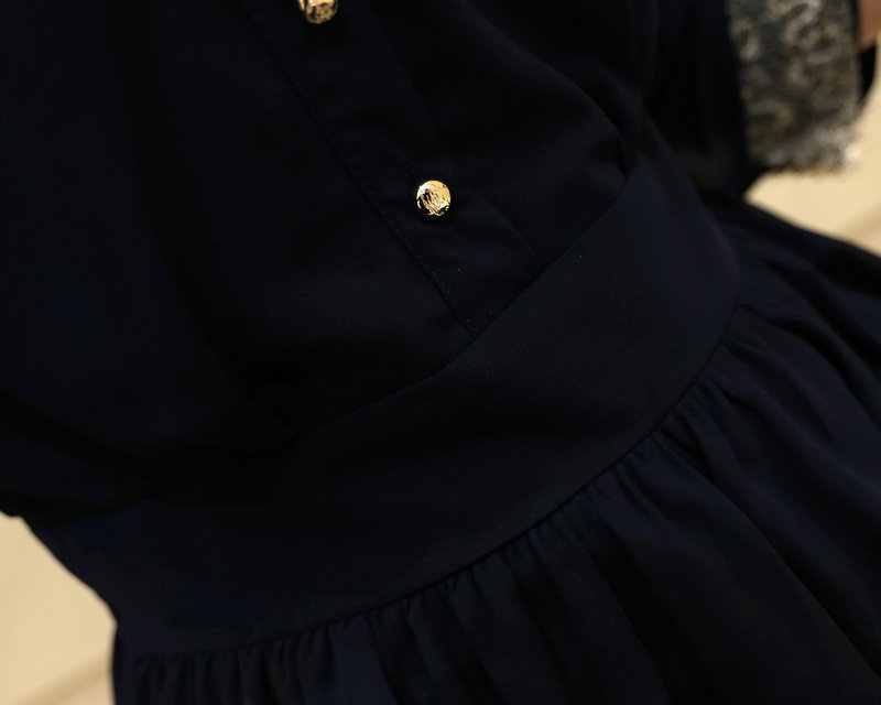 **หมดค่ะ**เดรสใส่ทำงานสีดำผ้าชีฟองแขนยาวตัดต่อช่วงอกเป็นผ้าโปร่งลายดอกไม้ ติดกระดุม ดีเทลตกแต่งปกและริมแขนด้วยผ้าเลื่อมสีทอง สวยคุณภาพดีเหมือนแบบค่ะ