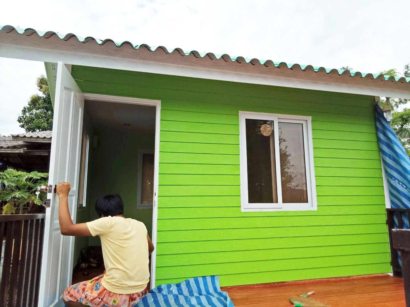 บ้านน็อคดาวน์ 2 ชั้น ขนาด ที่ 4*6 เมตร พื้นใที่ช้สวย และระเบียงทั้งชั่นบนแล้วชั้นล่าง