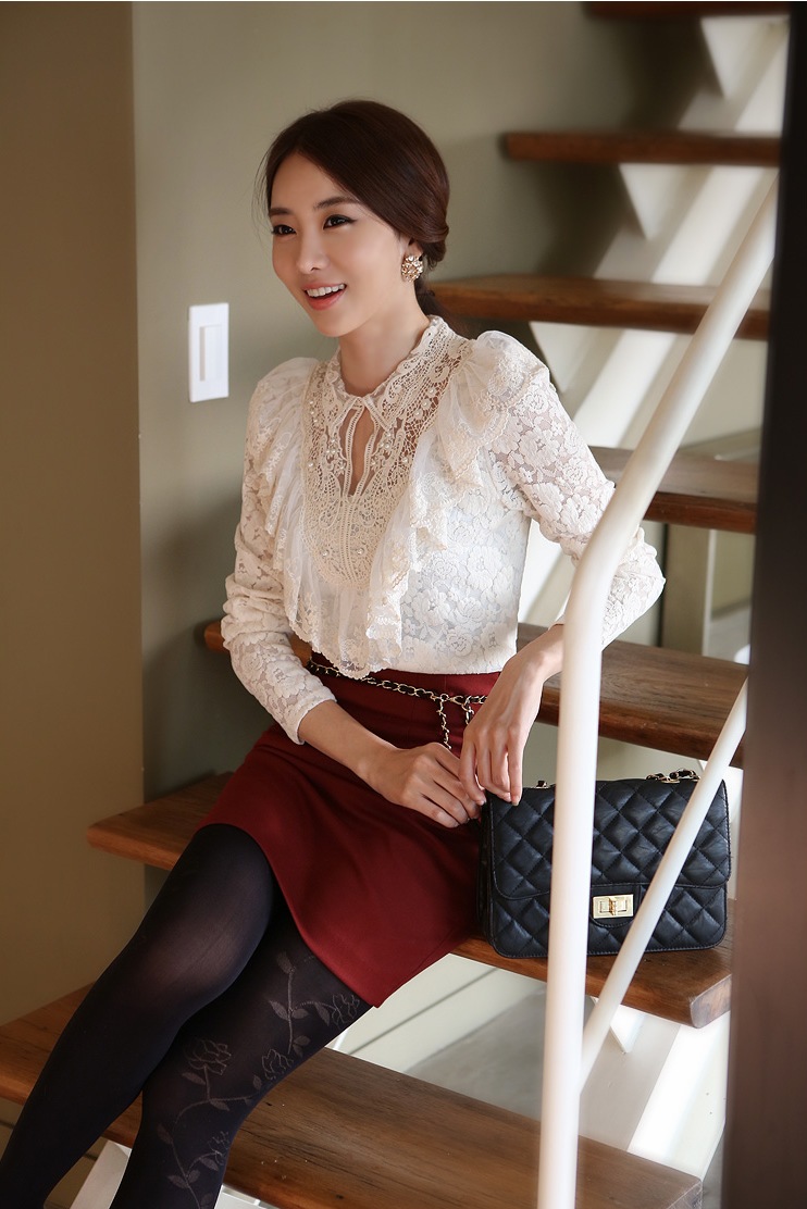 ***พร้อมส่งค่ะ มีจำนวนจำกัดค่ะ***เสื้อลูกไม้สีขาว แต่งระบายด้านหน้า ปักมุกที่ตัวเสื้อ แขนยาวมีซับในสวยเหมือนแบบค่ะ