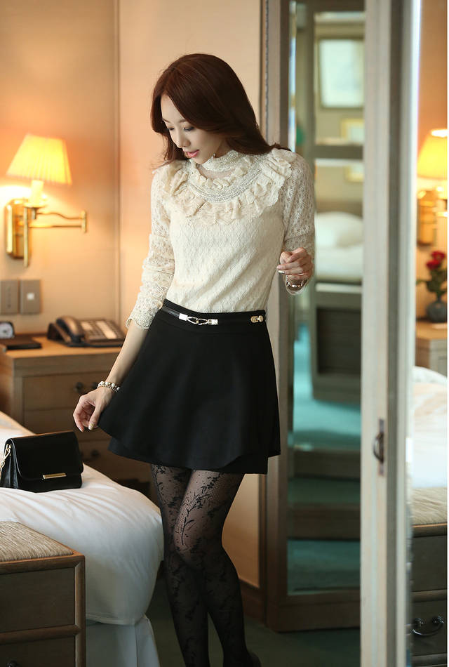 ***หมดค่ะ***เสื้อผ้าลูกไม้สีครีม แต่งมุกที่คอแต่งระบายลูกไม้ แขนยาวมีซับในสวยเหมือนแบบค่ะ