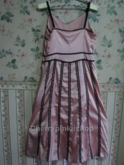 ชุดราตรี เดรสยาวสีชมพู สายเดี่ยว เย็บลูกไม้ดำเซ็กซี่น่าหลงไหล เนื้อผ้ามันนิ่มสวย hiso ใส่สบาย มีซิปข้าง