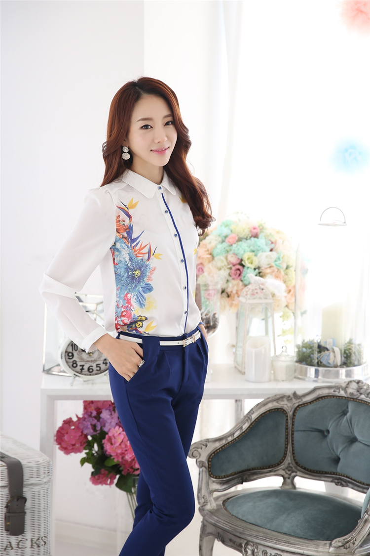 **หมดค่ะ**เสื้อชีฟองแขนยาวสีขาวใส่ทำงาน ดีเทลช่วงตัวผ้าตัดต่อผ้าลายกราฟฟิครูปดอกไม้ ตกแต่งแนวกระดุมและช่วงหลังด้วยผ้าแถบสีน้ำเงิน สวยคุณภาพดีเหมือนแบบค่ะ