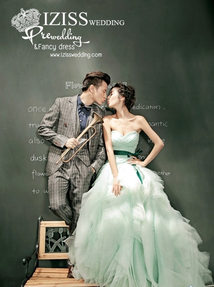 PW112 - Pre order ชุดคู่ถ่ายพรีเวดดิ้ง (prewedding dress) & ชุดแต่งงานแฟนซี (Fancy wedding dress)ชายหญิง "ธีมสีเขียว-เทา"