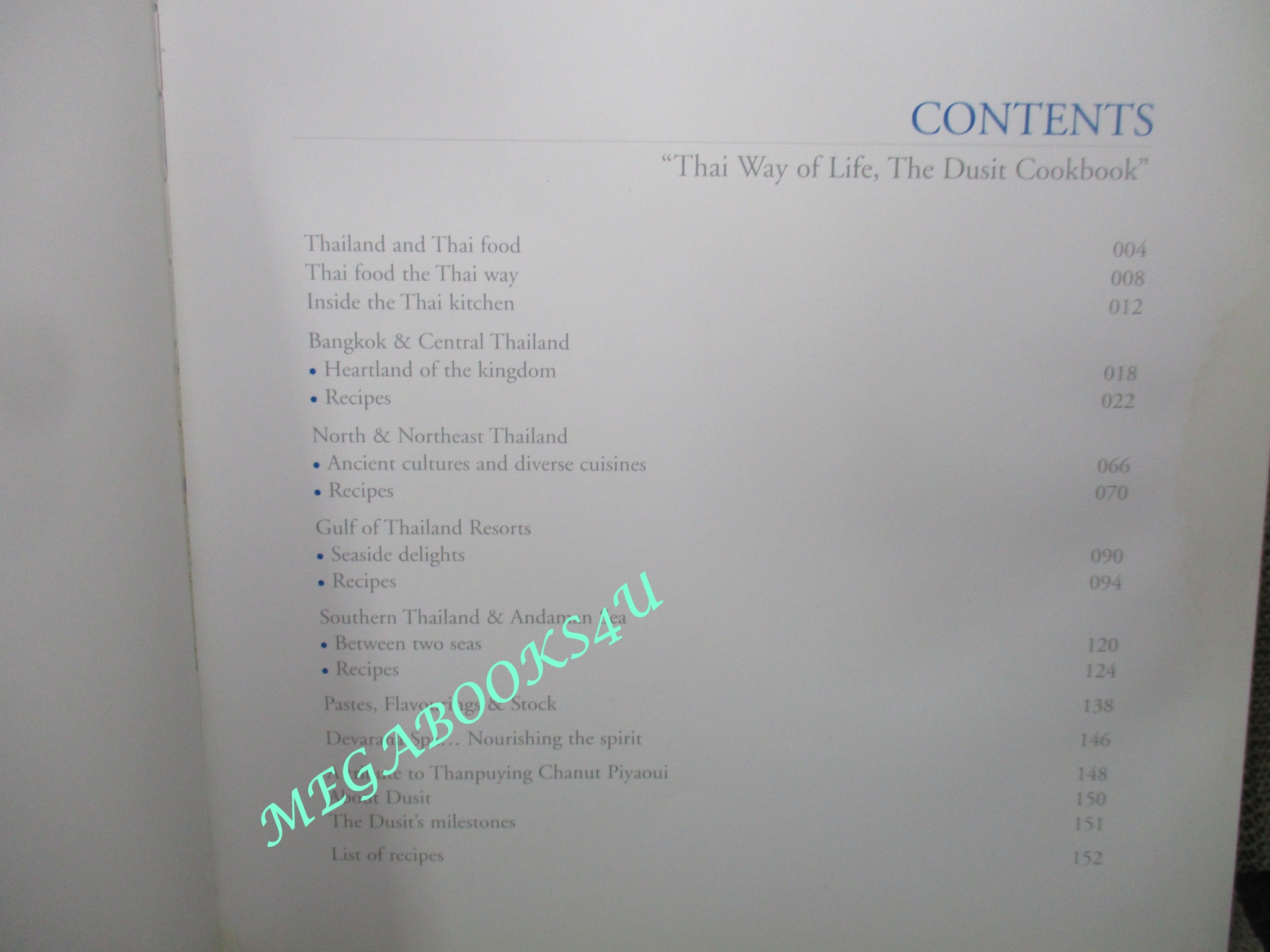 หนังสือ วิธีการปรุงอาหารไทยของดุสิต “Thai Way of Life, The Dusit Cookbook” (ปกแข็ง) ตำหนิ ตัวหนังสือมีคราบน้ำ กระดาษไม่ติด เปิดได้ตามปกติ