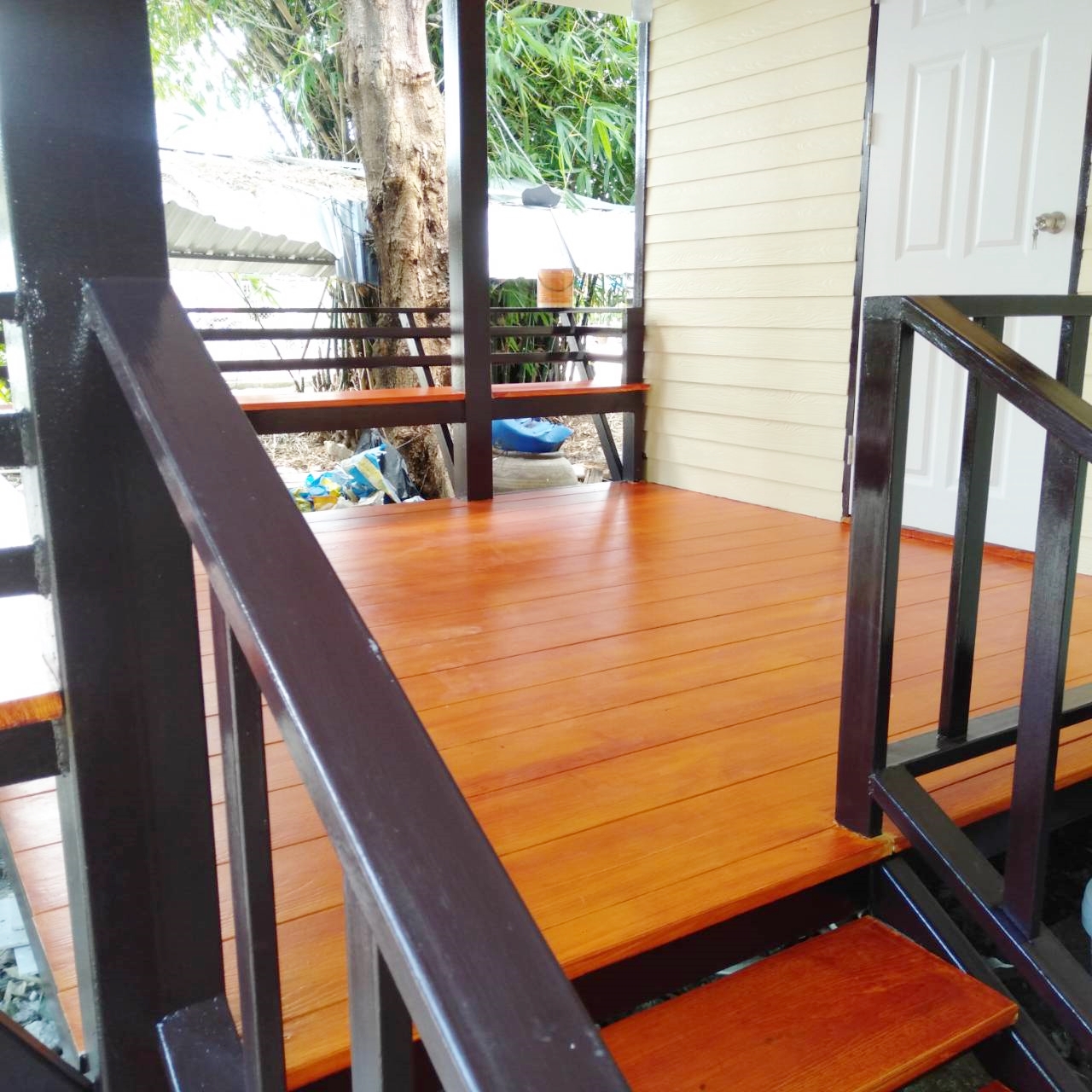 บ้านน็อคดาวน์ หลังนี้ ขนาด 4*6 เมตร พร้อมระเบียงหลังคาคุม ขนาด2*6เมตรเต็มหน้าบ้าน และระเบียงขนาด 2*3 เมตร