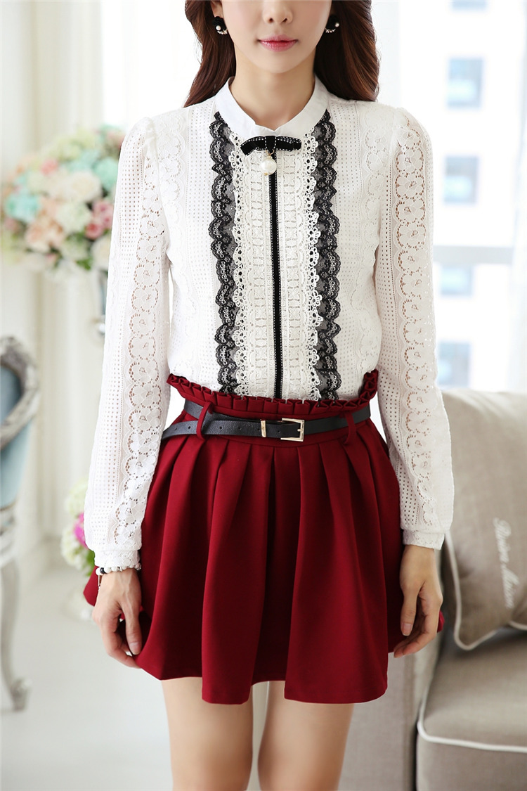 **หมดค่ะ**เสื้อใส่ทำงานผ้าคอตตอนสีขาวแขนยาว ดีเทลตกแต่งช่วงอกด้วยระบายแถบผ้าลูกไม้สีขาวสลับดำ ติดกระดุมรูปโบว์สีดำ สวยคุณภาพดีเหมือนแบบค่ะ