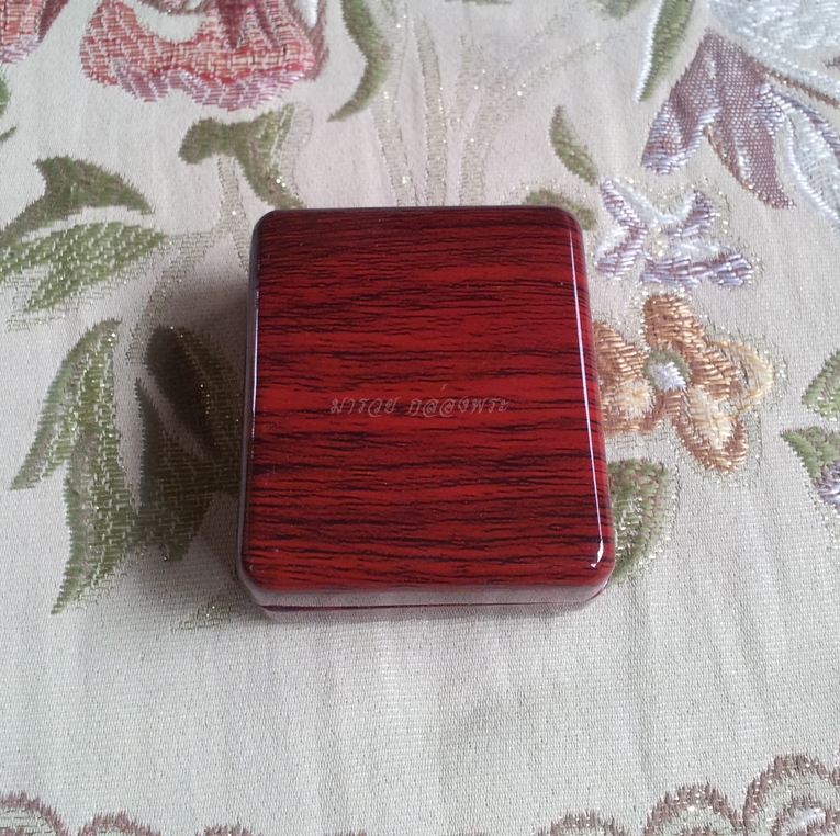 กล่องลายเคฟล่าร์ 14 สีน้ำตาลแดงเคลือบลายไม้ ใส่ขอบทอง