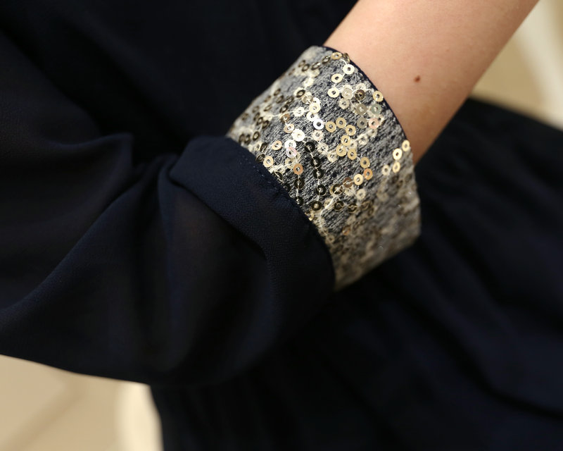 **หมดค่ะ**เดรสใส่ทำงานสีดำผ้าชีฟองแขนยาวตัดต่อช่วงอกเป็นผ้าโปร่งลายดอกไม้ ติดกระดุม ดีเทลตกแต่งปกและริมแขนด้วยผ้าเลื่อมสีทอง สวยคุณภาพดีเหมือนแบบค่ะ