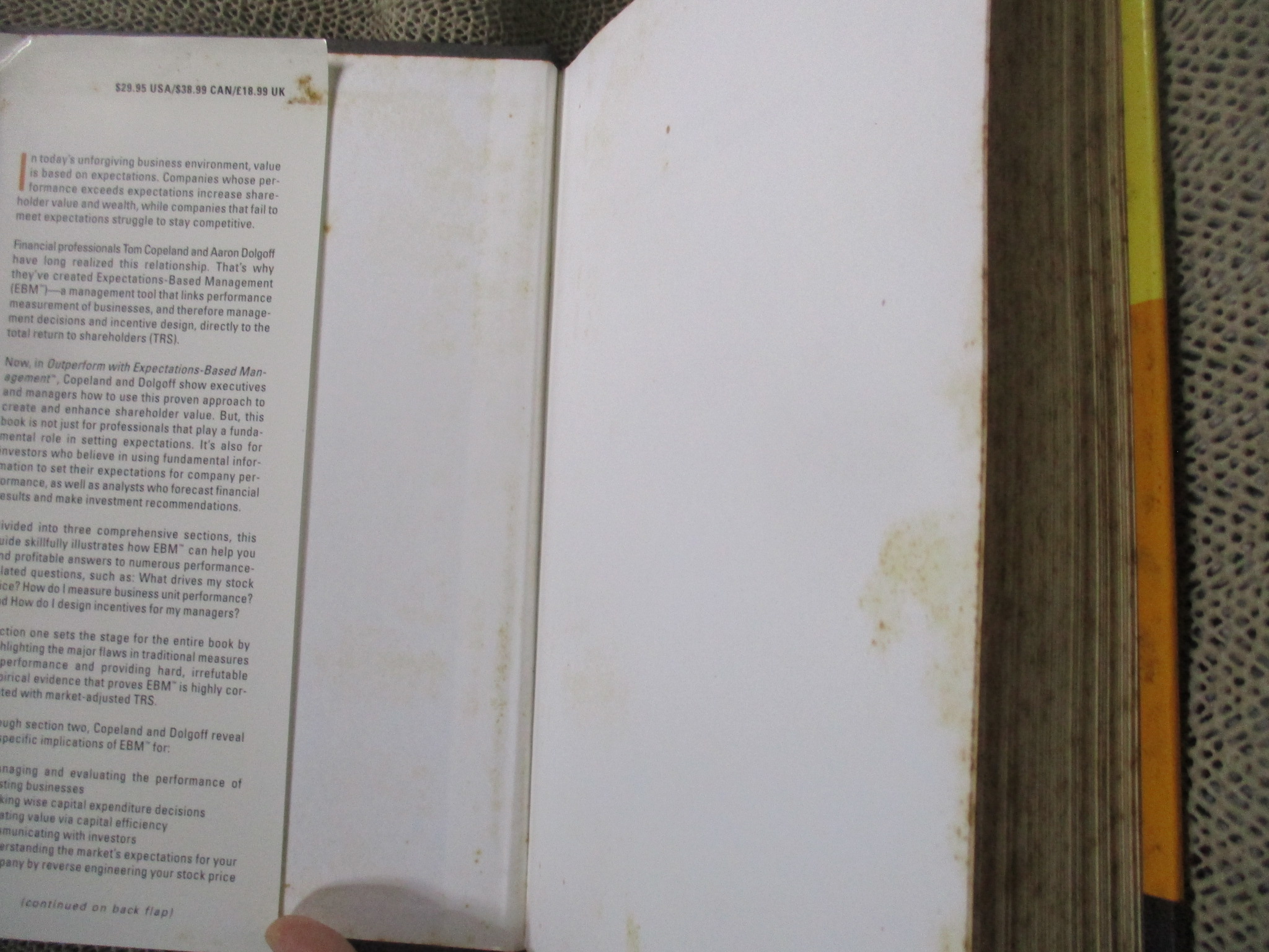 Outperform with Expectations-Based Management : A State-of-the-Art Approach to Creating and Enhancing Shareholder Value / กระดาษมีจุุดเหลือง