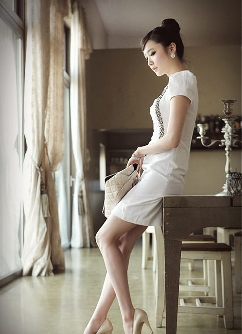 ***หมดค่ะ***เดรสผ้าเนื้อดีสีขาว ทรงสอบแต่งจีบด้านข้างปักลูกปัดแขนสั้น ติดซิปด้านหลังสวยเหมือนแบบค่ะ