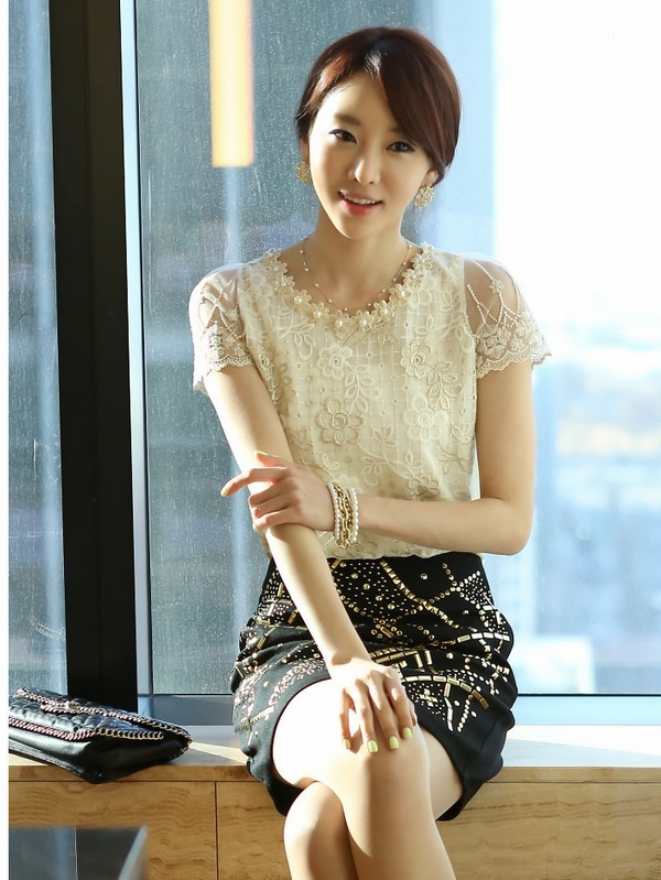 ***พร้อมส่ง***เสื้อลูกไม้ปักมุกสีขาวสีครีีมผสมทอง คอตกแต่งด้วยดอกไม้สีครีมปักมุกสีขาวสวยหวาน