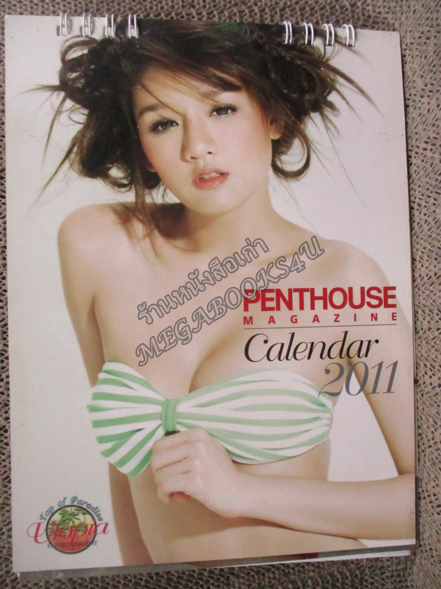 ปฏิทินตั้งโต๊ะ PENTHOUSE 2011 สภาพดี มีตำหนิ รอยกระดาษติดกันตรงมุมด้านล่างเล็กๆ และกระดาษแข็งมีรอยเปื้อน