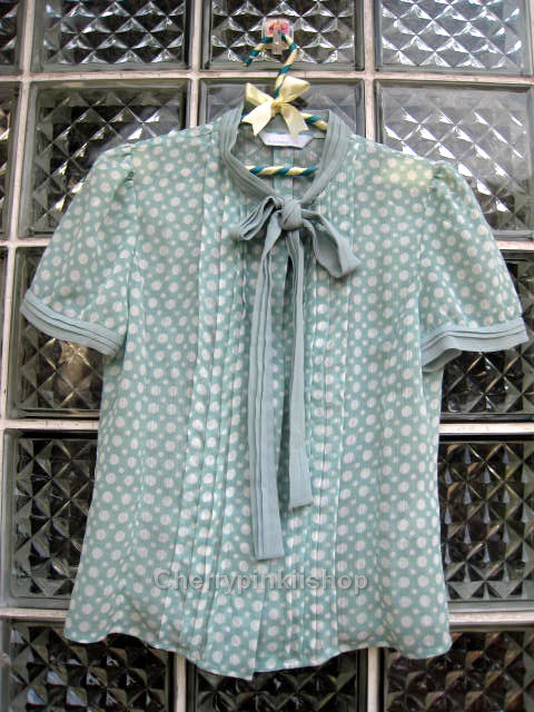 เสื้อแฟชั่นสีเขียวอ่อน ลาย Polka dot ลายจุด ผูกโบว์ที่ด้านหน้า เนื้อผ้าบางสวมใส่สบาย ยี่ห้อ Karen