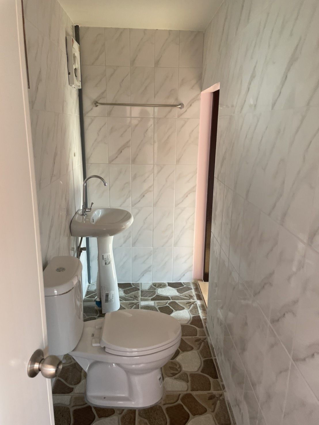 บ้านน็อคดาวน์ ขนาด 4*6 เมตร พร้อมระเบียง 2*3 เมตร 1 ห้องนอน 1ห้องน้ำ 1ห้องโถง