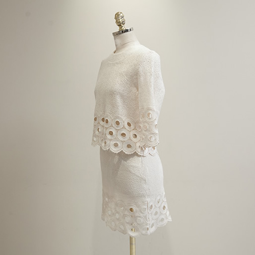 ***หมดค่ะ***เสื้อลูกไม้คอกลมสีครีมแขนสั้นแต่งวงกลมรอบแขน ใส่พร้อมกับกระโปรงทรงเอฉลุลายวงกลมที่ชายกระโปรง สวยเหมือนแบบ 100%