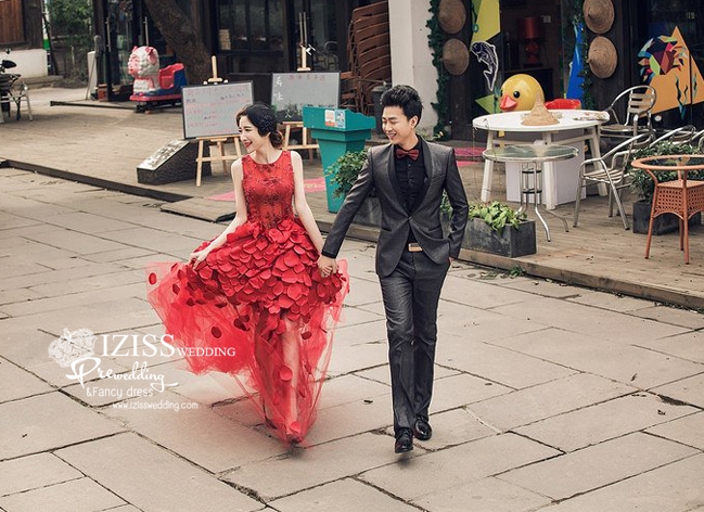 PW317 - **พร้อมส่งเฉพาะชุดผู้หญิง** ชุดคู่ถ่ายพรีเวดดิ้ง (prewedding dress) & ชุดแต่งงานแฟนซี (Fancy wedding dress)ชายหญิง "ธีมสีแดง-ดำ"