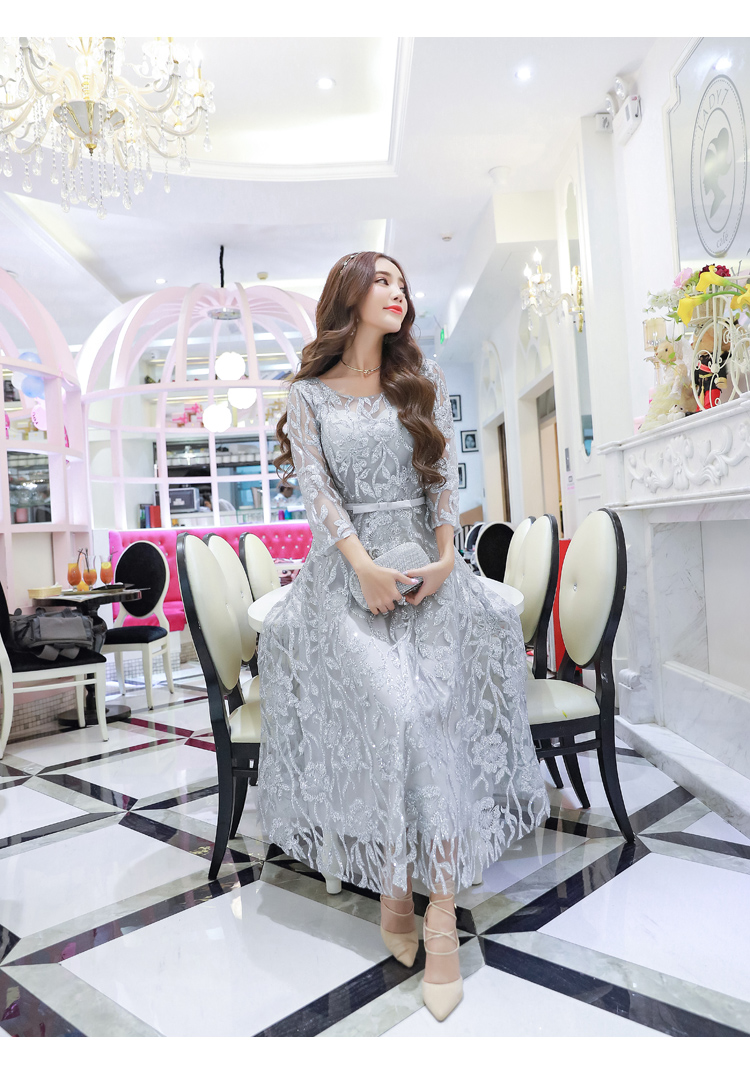 **หมดค่ะ** เดรสราตรียาวออกงานสุดหรู สีเทา แขนยาวสีส่วน ตัวชุดเป็นโปร่งแต่งด้วยดิ้นเล็กๆๆสีเงิน เป็นลวดลายดอกไม้ งานพรีเมียม สวยมากๆค่ะ