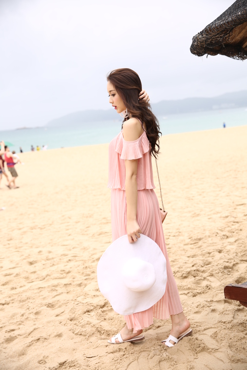 **พร้อมส่ง size S**เดรสยาวผ้าชีฟองเนื้อดี สีชมพู สายเดี่ยวเปิดไหล่ สายที่ไหล่ปรับความยาวได้ เดรสอัดพลีตเล็กๆๆ ทั้งชุด ชายเสื้อปล่อย ช่วงเอวด้านใน ยืดจั๊ม มีซับใน สินค้าสวยเหมือนแบบค่ะ