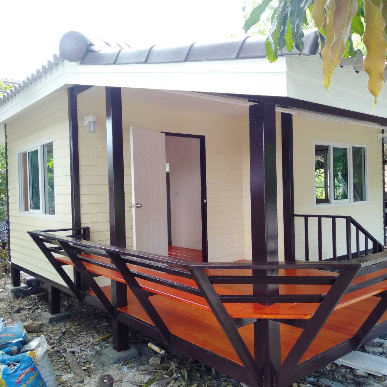 บ้านน็อคดาวน์ หลังนี้ ขนาด 4*6 เมตร พร้อมระเบียงหลังคาคุม ขนาด2*6เมตรเต็มหน้าบ้าน และระเบียงขนาด 2*3 เมตร