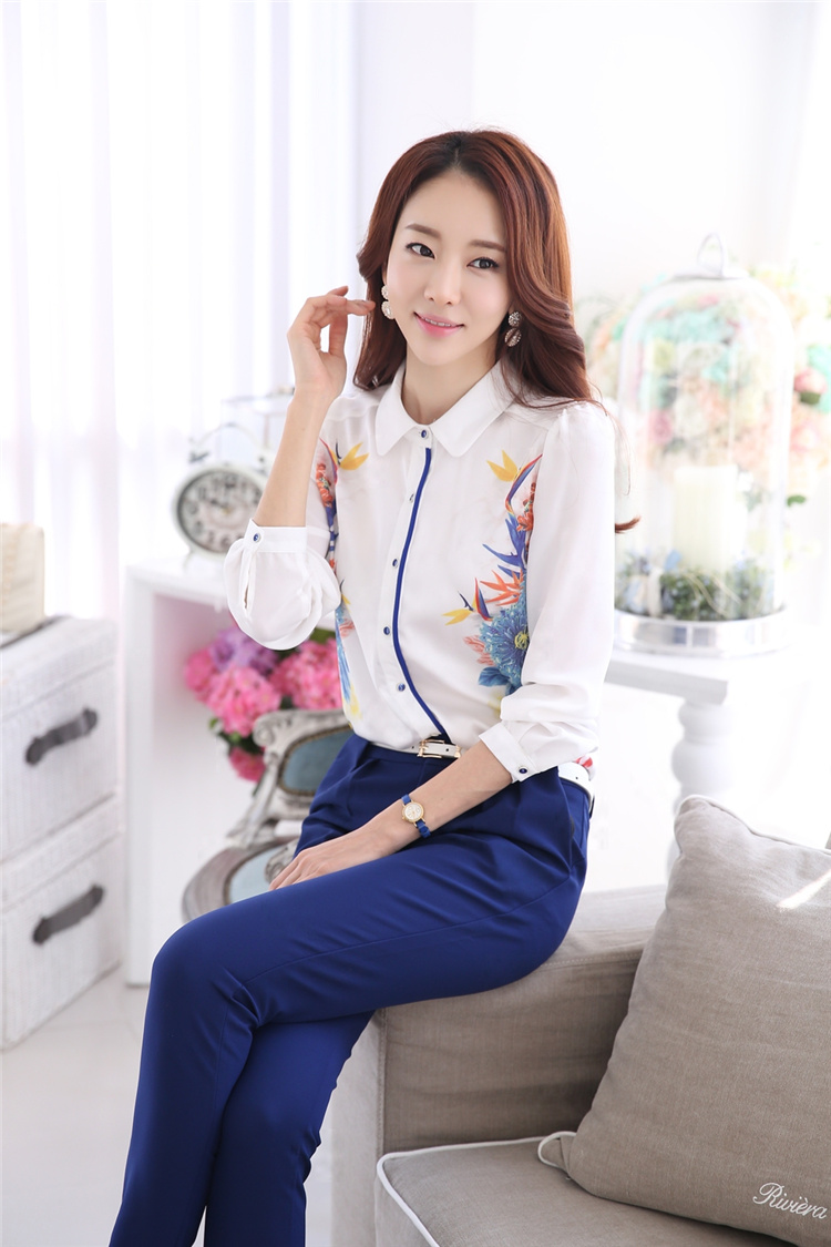 **หมดค่ะ**เสื้อชีฟองแขนยาวสีขาวใส่ทำงาน ดีเทลช่วงตัวผ้าตัดต่อผ้าลายกราฟฟิครูปดอกไม้ ตกแต่งแนวกระดุมและช่วงหลังด้วยผ้าแถบสีน้ำเงิน สวยคุณภาพดีเหมือนแบบค่ะ