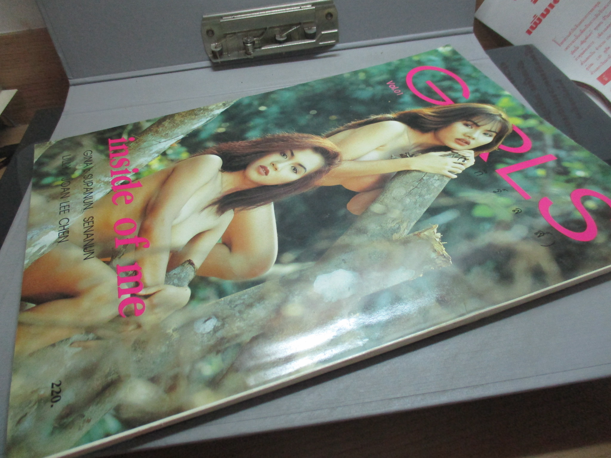 นางแบบไทย GIRLS VOL.01 เห็นบน เห็นจุกบางภาพ ภาพสีทั้งเล่ม