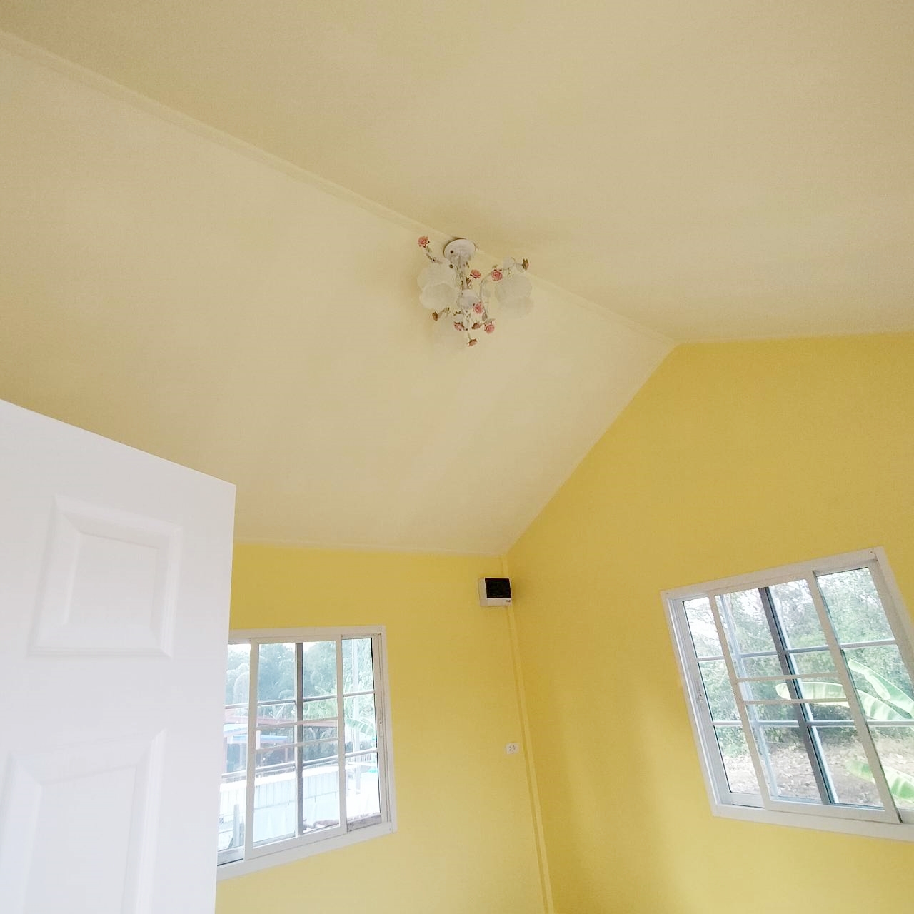 บ้านน็อคดาวน์เป็นโครงสร้างเหล็ก ขนาด 4*6 เมตร สูง 2.4 เมตร