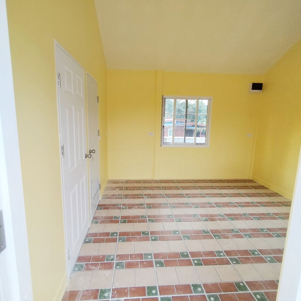 บ้านน็อคดาวน์เป็นโครงสร้างเหล็ก ขนาด 4*6 เมตร สูง 2.4 เมตร