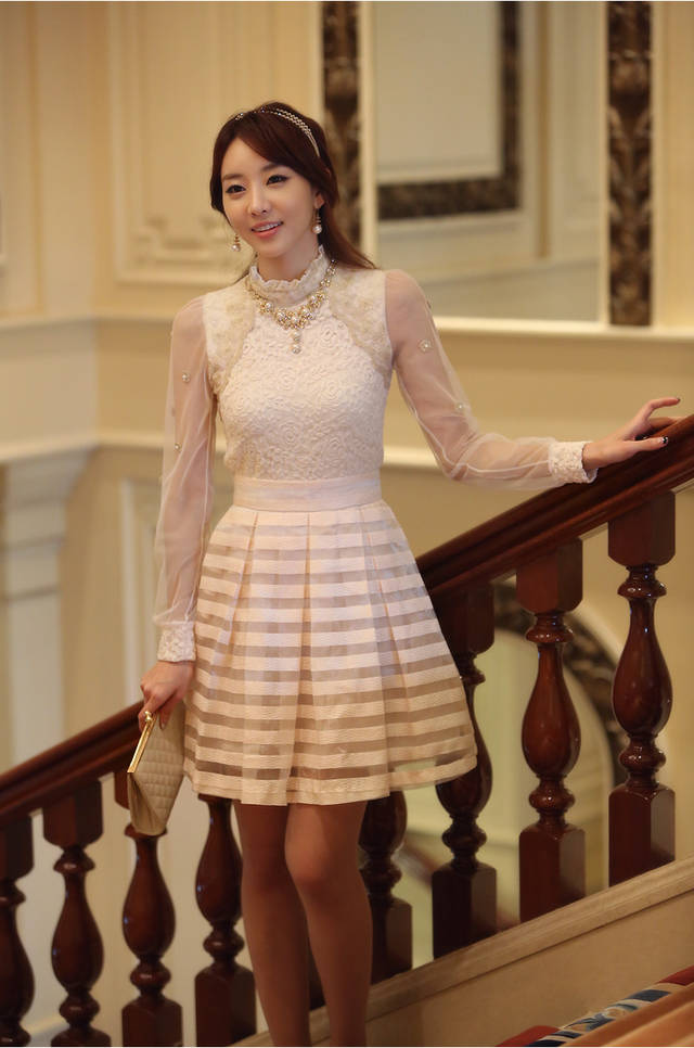 ***พร้อมส่ง***เสื้อผ้าลูกไม้สีขาว ต่อแขนเสื้อผ้าโปร่งปักมุก สวยเหมือนแบบค่ะ