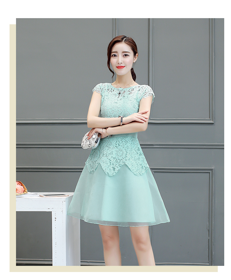 **หมดค่ะ**เดรสผ้าลูกไม้เนื้อดี เนื้อนิ่ม สีเขียวมิ้นท์ แขนสั้น มีซิบด้านหลังลำตัว ช่วงเอวคาดด้วยผ้าไหม กระโปรงทรงเอ สวยมากๆๆเลยค่ะ