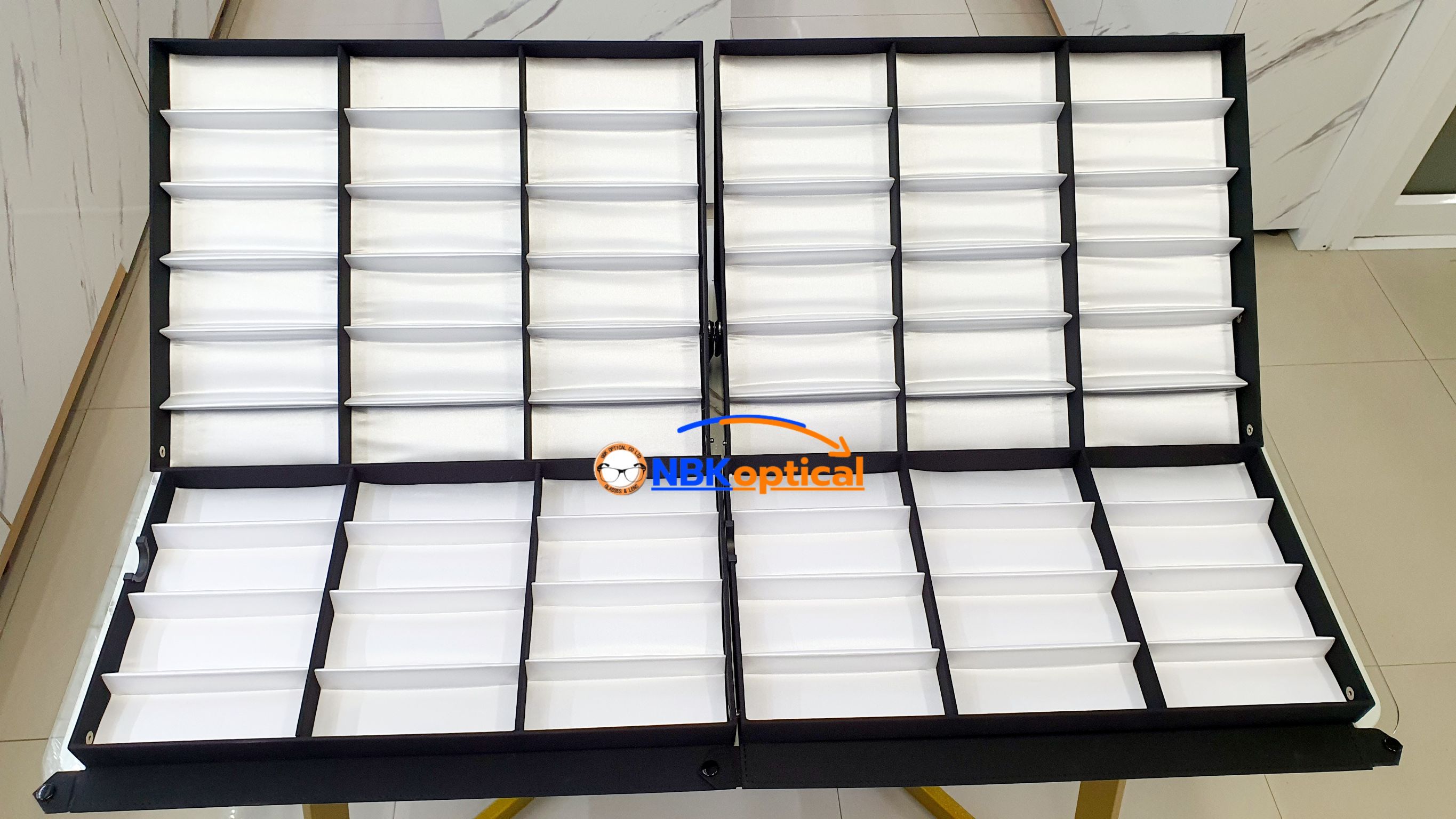 ถาดใส่โชว์แว่นตา มีฝาปิด วางต่อกัน