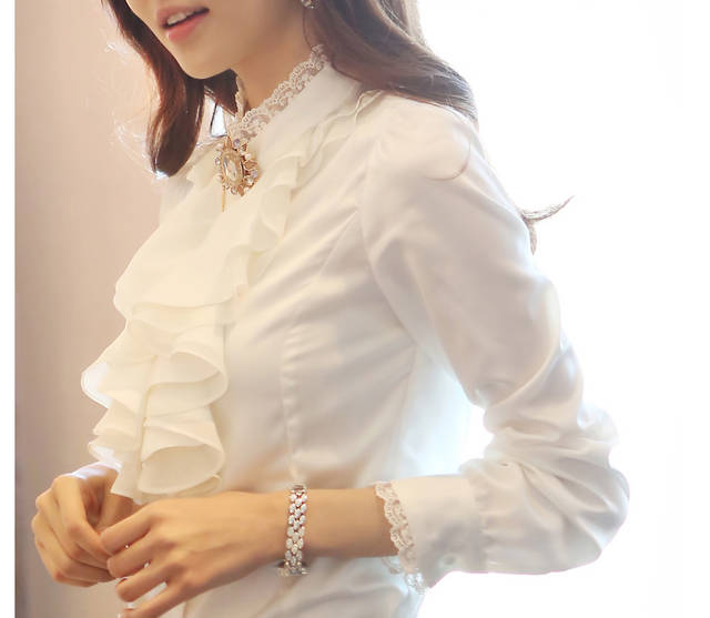 ***หมดค่ะ***เสื้อผ้าซาตินเนื้อมันสีขาว แต่งระบายด้านหน้าแขนยาว สวยเหมือนแบบค่ะ