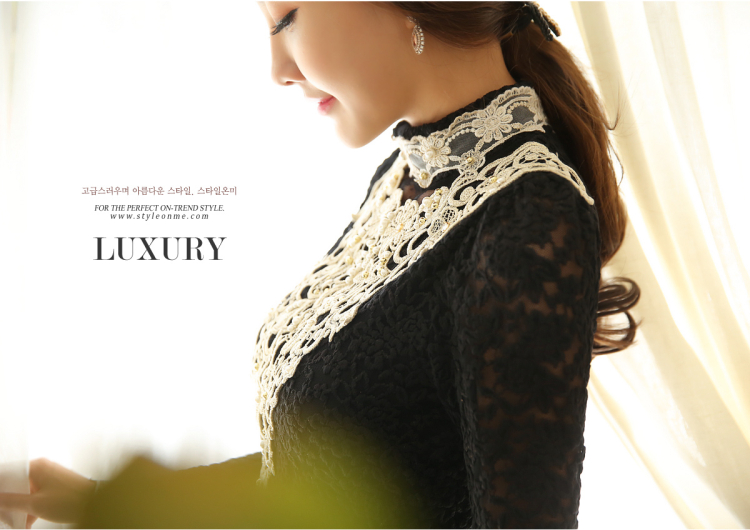 **พร้อมส่ง**เสื้อใส่ทำงานผ้าลูกไม้คอติดมีระบายสีดำแขนยาว ดีเทลตกแต่งช่วงอกด้วยลูกไม้ปักลายใบไม้สีครีมทอง ปลายแขนประดับผ้าโปร่งปักลายดอกไม้สีทอง สวยคุณภาพดีเหมือนแบบค่ะ