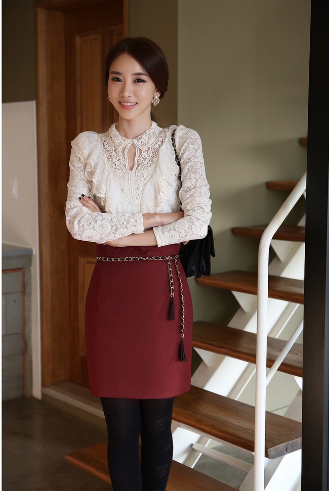 ***พร้อมส่งค่ะ มีจำนวนจำกัดค่ะ***เสื้อลูกไม้สีขาว แต่งระบายด้านหน้า ปักมุกที่ตัวเสื้อ แขนยาวมีซับในสวยเหมือนแบบค่ะ