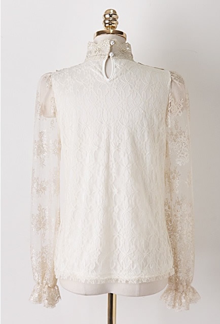 **ขายดีมากๆค่ะ พร้อมส่งมีจำนวนจำกัดค่ะ**เสื้อผ้าลูกไม้สีครีมทอง หน้าอกประดับด้วยดอกไม้ปักมุก แขนยาวจับรูดที่ปลายค่ะ ปลายแขนไม่เย็บริม มีซับในสวยเหมือนแบบ