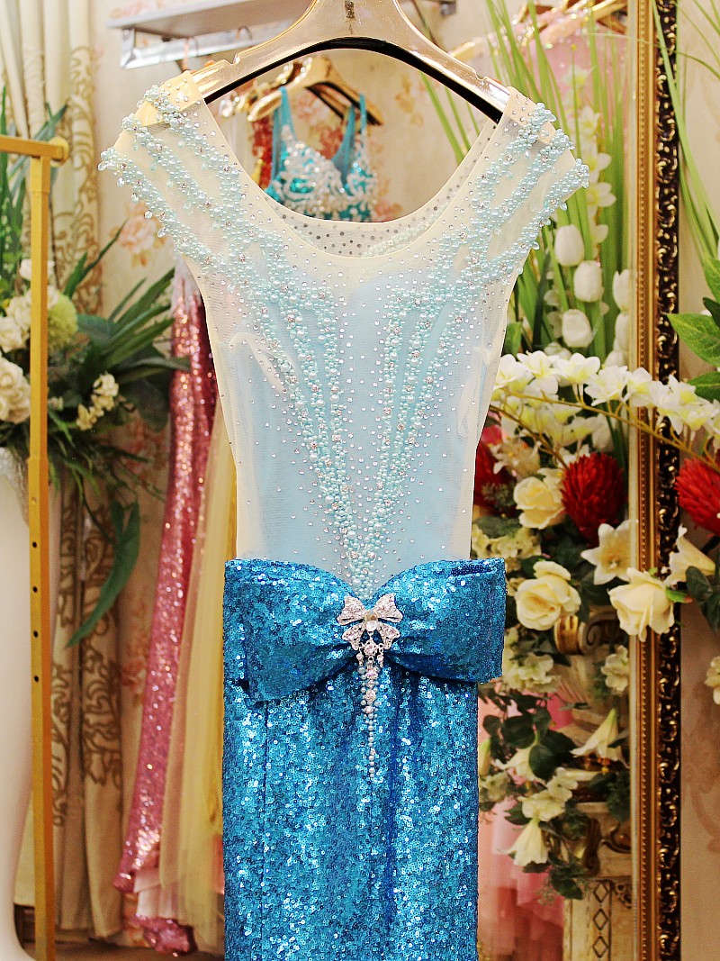 ***พร้อมส่งสีฟ้า ไซส์ L**ชุดราตรีเดรสยาวสีฟ้า ประดับคริสตัสผสมเพชร มุก และเลื่อมหรูหราไฮโซ ช่วงอกและไหล่ซีทรู ดีเทลด้านหลังประดับโบว์ เข้ารูปสวยเหมือนแบบค่ะ