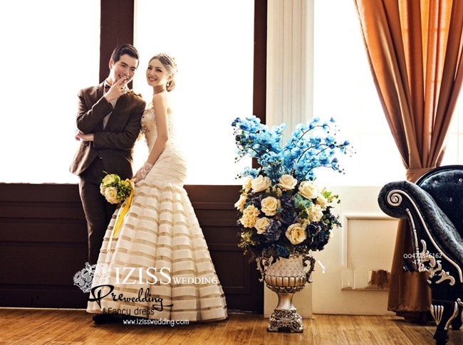 PW326 - **พรีออเดอร์ค่ะ** ชุดคู่ถ่ายพรีเวดดิ้ง (prewedding dress) & ชุดแต่งงานแฟนซี (Fancy wedding dress)ชายหญิง "ธีมชุดเจ้าสาวสีขาว-ดำ"