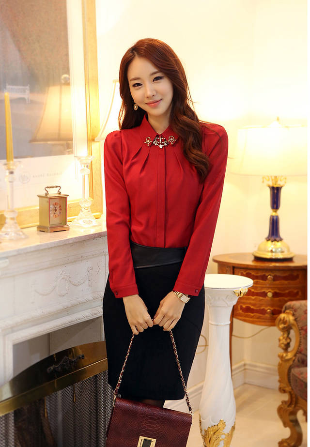 ***พร้อมส่ง***เสื้อชีฟองเนื้อดีสีแดง ปกประดับเพชรสวยหรู สวยเหมือนแบบค่ะ