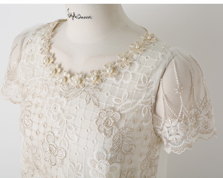 ***พร้อมส่ง***เสื้อลูกไม้ปักมุกสีขาวสีครีีมผสมทอง คอตกแต่งด้วยดอกไม้สีครีมปักมุกสีขาวสวยหวาน