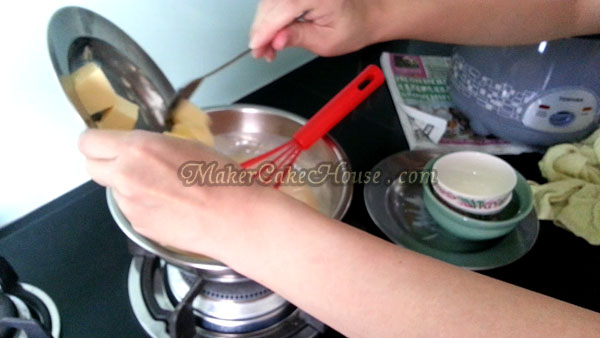 ขั้นตอนการเติมเนยเค็มในส่วนผสมฟัดจ์มอคค่า