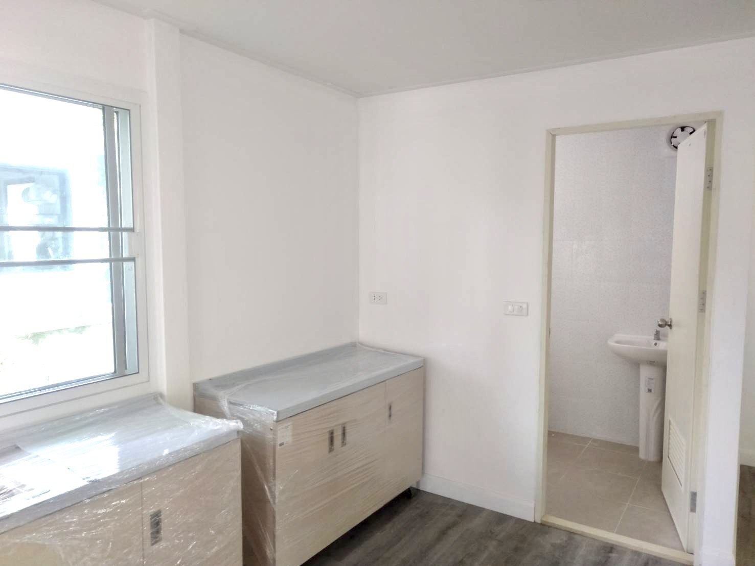 บ้านน็อคดาวน์ สไตล์โมเดิร์น ขนาดบ้าน 4*8 เมตร พร้อมระเบียง 2*3 เมตร ราคา 360,000 บาท