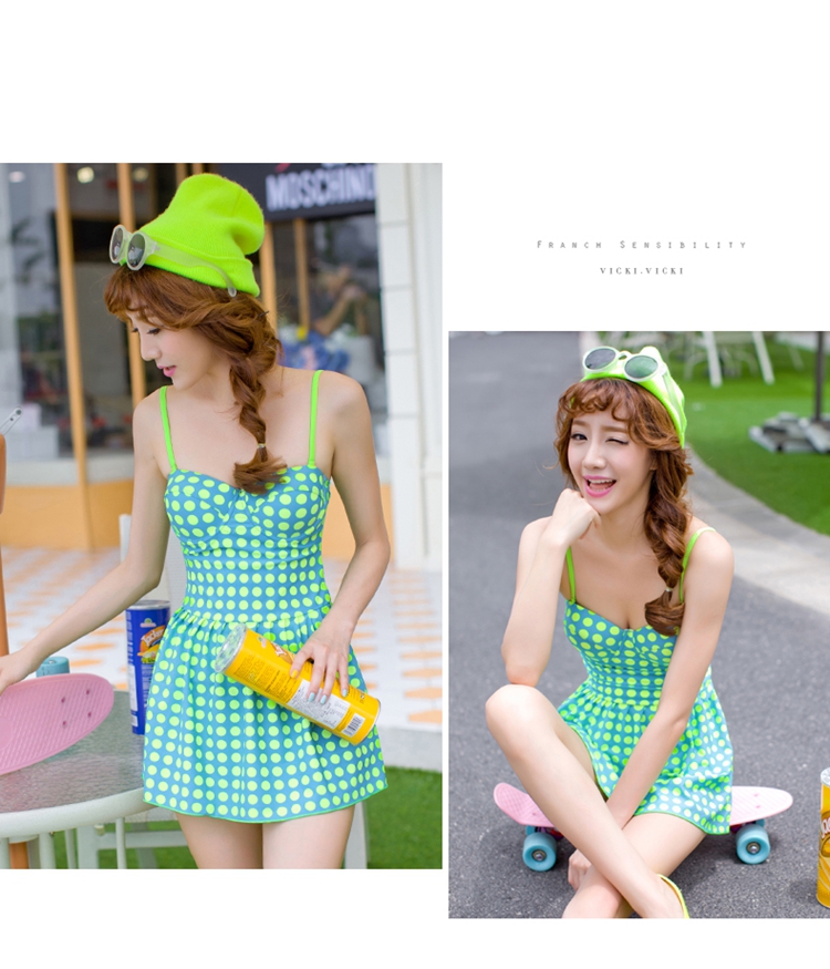 **หมดค่ะ**ชุดว่ายน้ำบิกินี่วันพีชสีเขียวลายจุดสีเขียวอ่อน กระโปรงบานออกช่วงเอว ซ่อนกางเกงไว้ด้านใน ไม่โป๊ค่ะ สวยน่ารักเหมือนแบบค่ะ