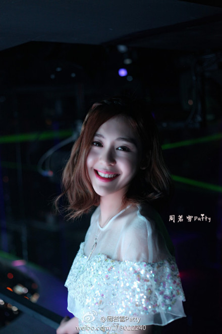 ***พร้อมส่ง***เดรสสีขาวปักเลื่อม ซีทรูช่วงไหล่ ชายกระโปรงพริ้วสวยงามมากค่ะ