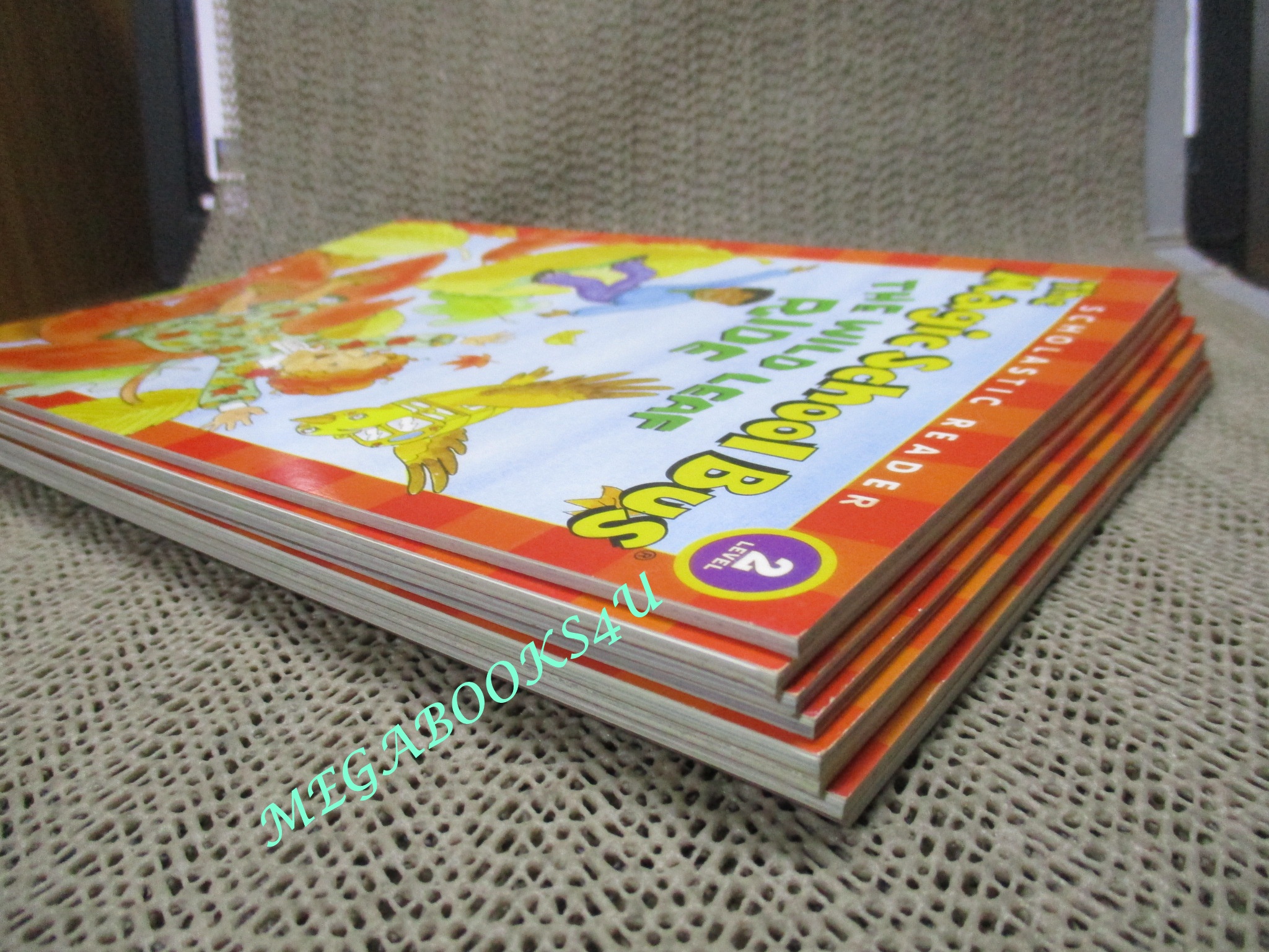 หนังสือภาษาอังกฤษ การ์ตูนวิทยาศาสตร์ Magic School Bus / SCHOLASTIC READER จำนวน8เล่ม/แพค (มือสอง) (สภาพ85-95%)