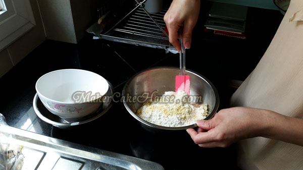 คนส่วนผสมแป้งสาลี นมผง เบคกิ้งโซดา และอัลมอนต์ให้เข้ากัน