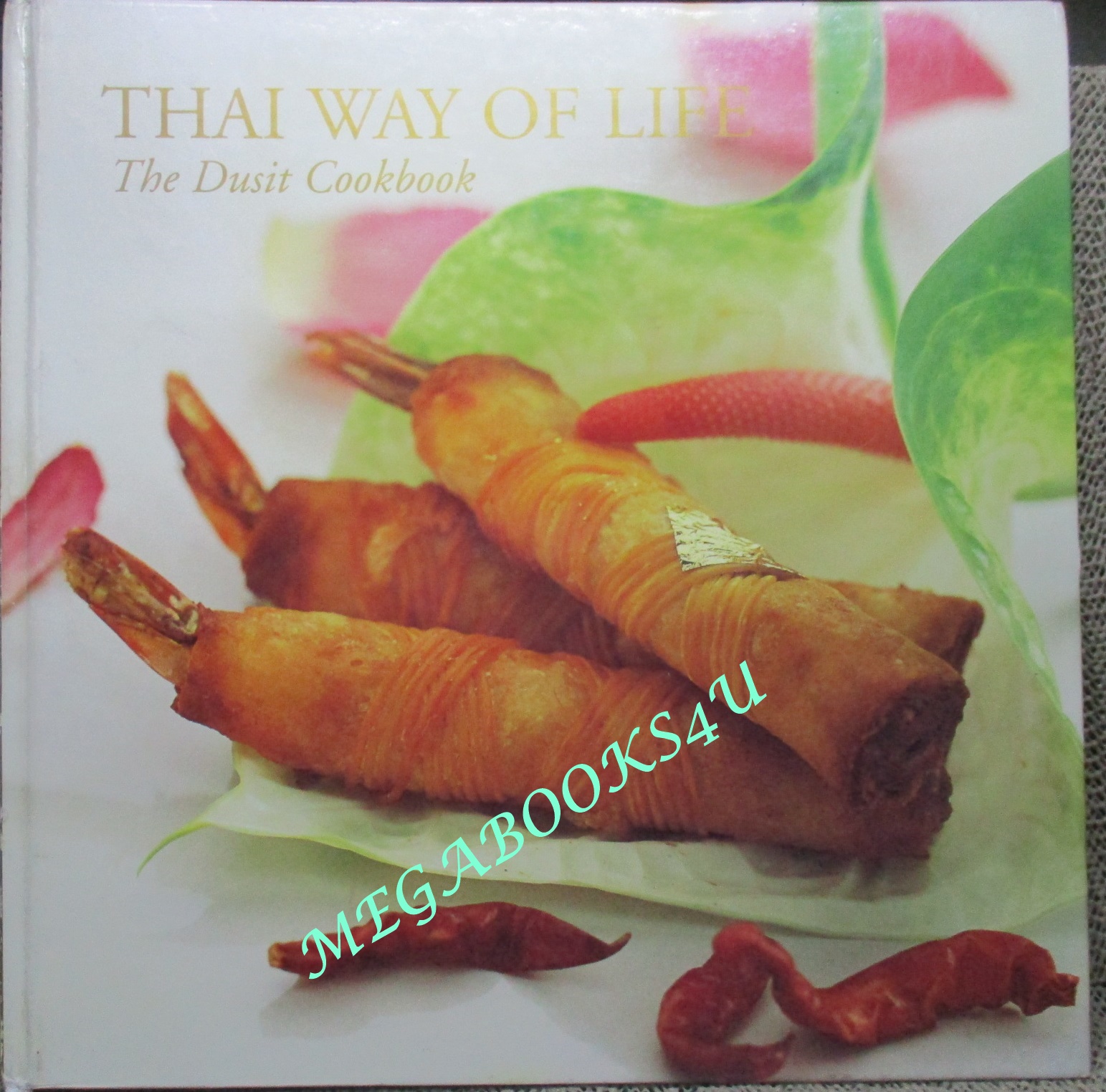 หนังสือ วิธีการปรุงอาหารไทยของดุสิต “Thai Way of Life, The Dusit Cookbook” (ปกแข็ง) ตำหนิ ตัวหนังสือมีคราบน้ำ กระดาษไม่ติด เปิดได้ตามปกติ