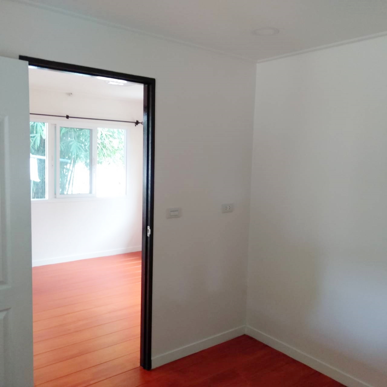 บ้านน็อคดาวน์ หลังนี้ ขนาด 4*6 เมตร พร้อมระเบียงหลังคาคุม ขนาด2*6เมตรเต็มหน้าบ้าน และระเบียงขนาด 2*3 เมตร