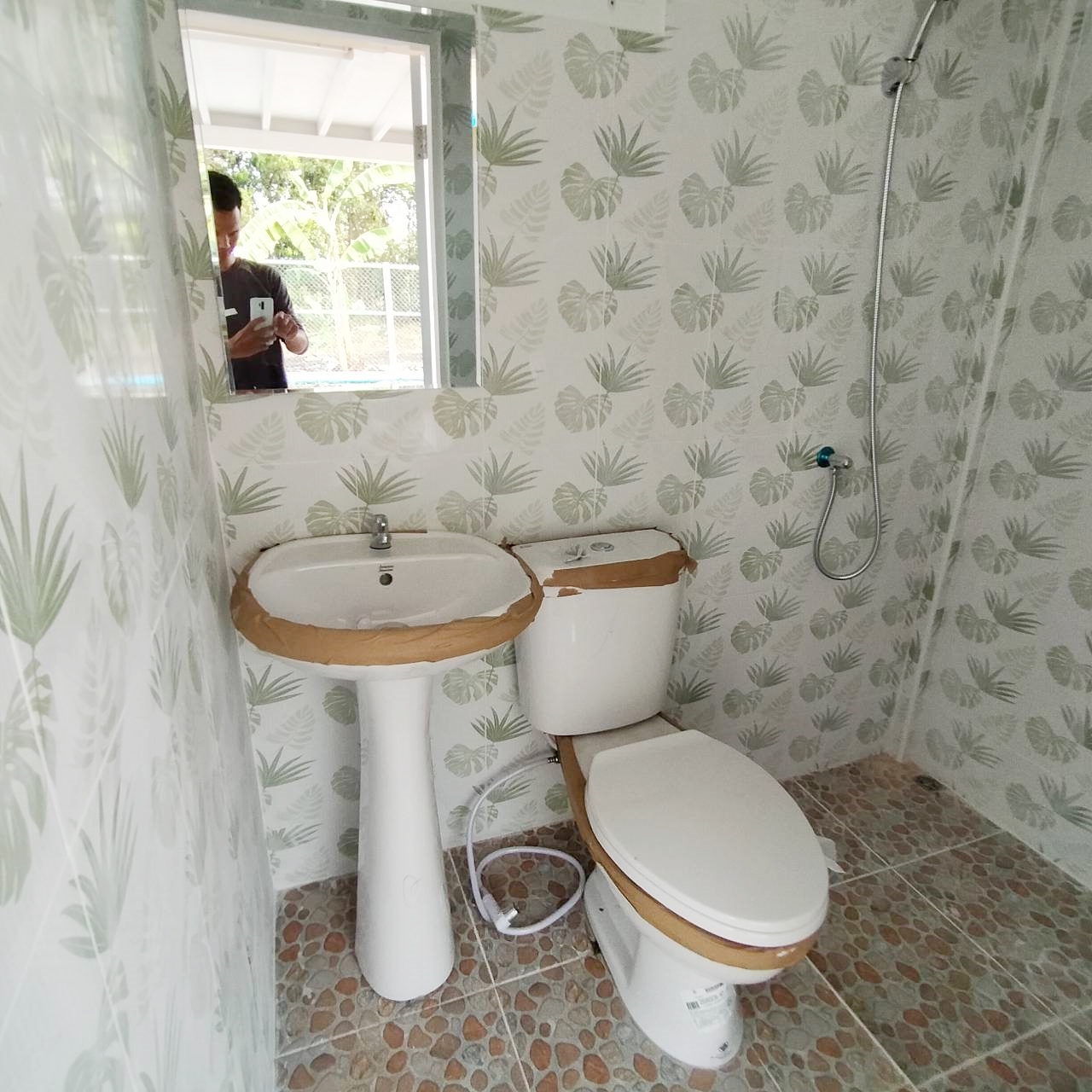 บ้านน็อคดาวน์เป็นโครงสร้างเหล็ก ขนาด 4*6 เมตร สูง 2.4 เมตร