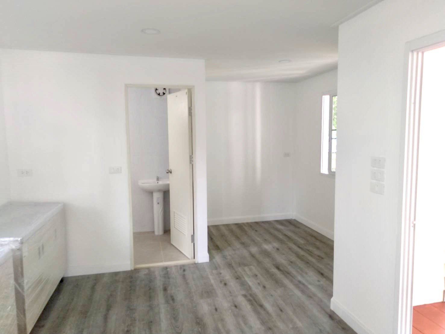 บ้านน็อคดาวน์ สไตล์โมเดิร์น ขนาดบ้าน 4*8 เมตร พร้อมระเบียง 2*3 เมตร ราคา 360,000 บาท