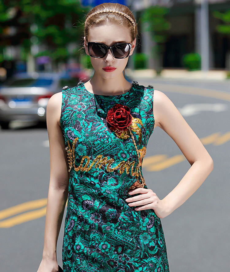 **หมดค่ะ**เดรสสไตล์เกาหลีสีเขียวเข้ม ผ้าเนื้อหนาพิมพ์ลายดอกไม้ เล่นดีเทลติดกุหลาบสีแดงปักเลื่อมสีทอง แขนกุด เข้ารูปช่วงเอว สวยหวาน ติดกระดุมด้านหลัง มีซับในเรียบร้อย คุณภาพดีค่ะ